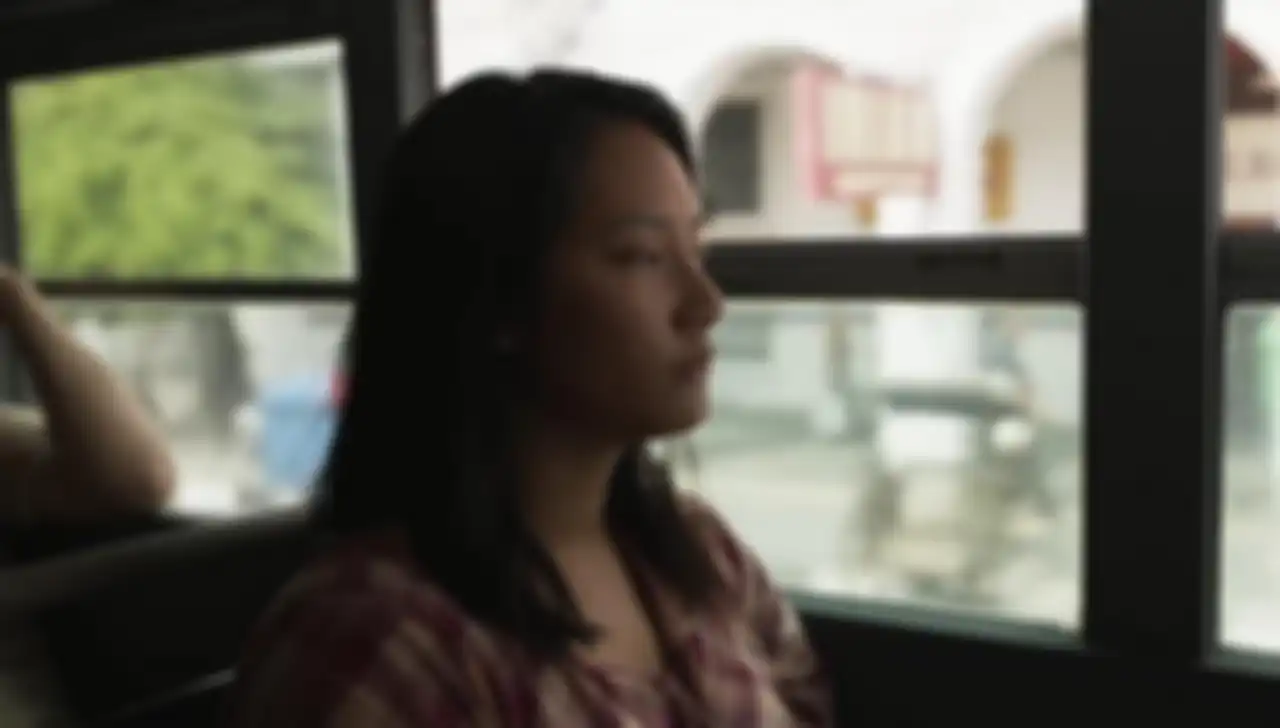 Perjalanan Rini (Tara Basro) dalam trailer Pengabdi Setan 2
