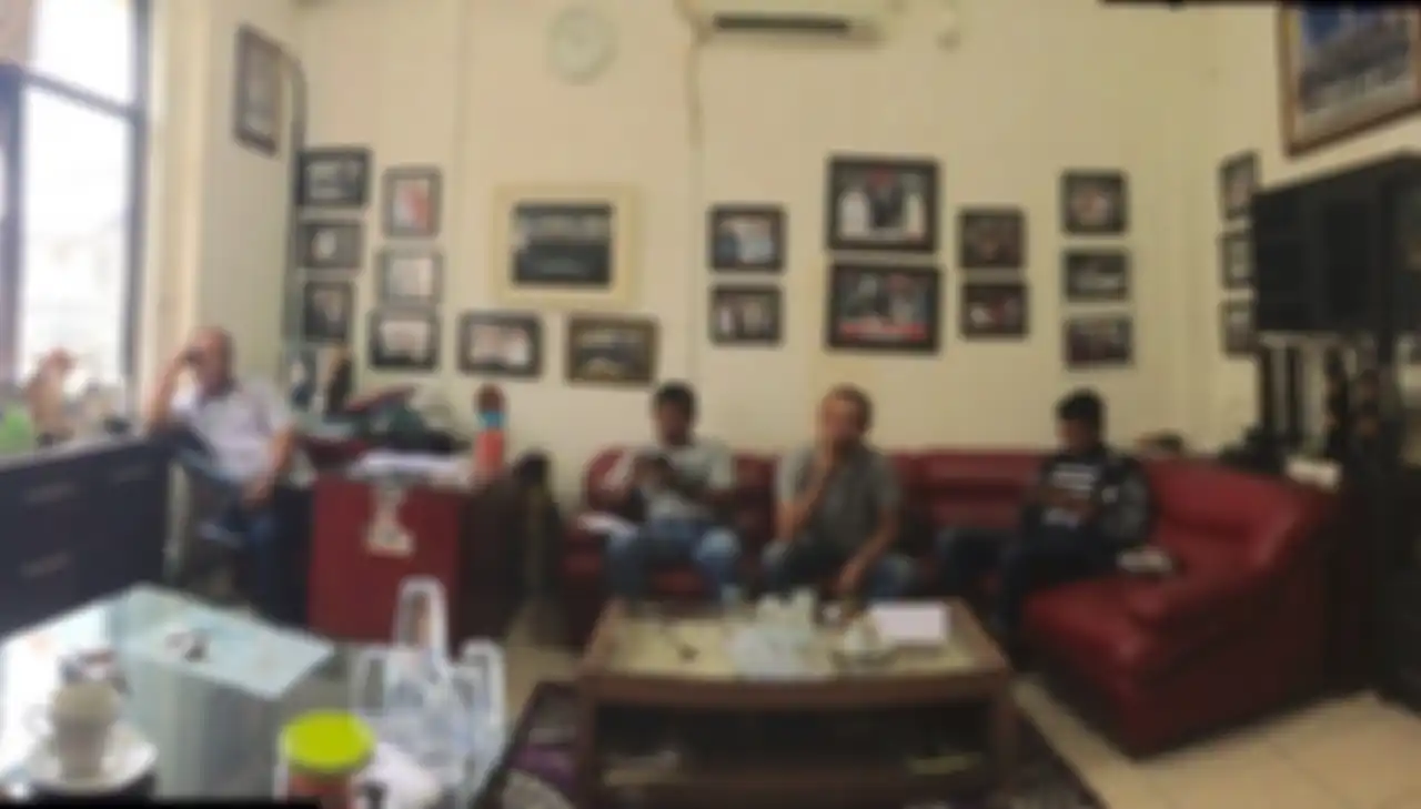 Hasanudin (Pojok kanan) sedang menjalani sidang di Pengprov IMI Jatim