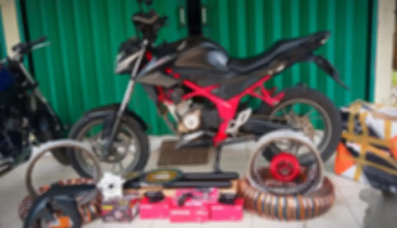 Upgrade kaki-kaki Honda CB150R Streetfire berkonsep 'sumo', modal Rp 15 jutaan.