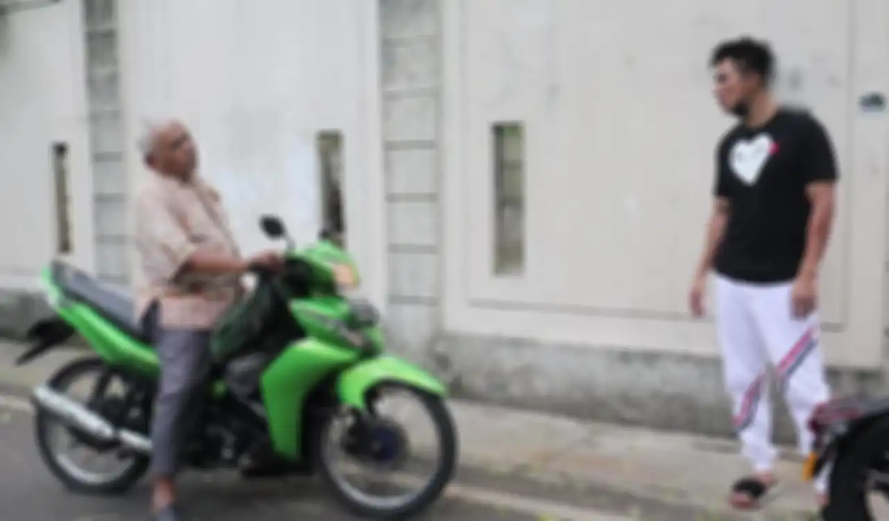 Kakek Suhud di atas motor bebek Yamaha Jupiter Z saat bersama Baim Wong.
