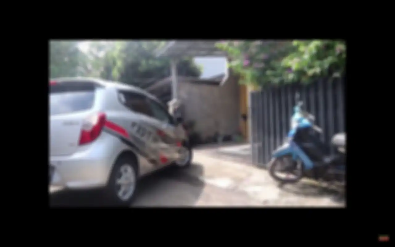 Di depan rumah terlihat ada garasi 