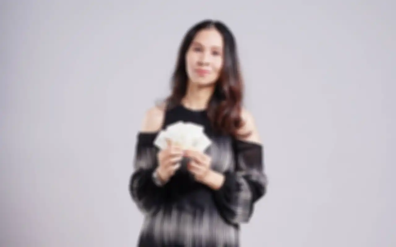 Peramal tarot Beby Djenar mengaku profesinya bisa membuatnya dibenci, sekaligus dicintai artis
