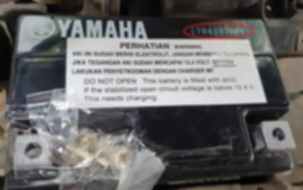 Contoh letak kode produksi di aki motor.
