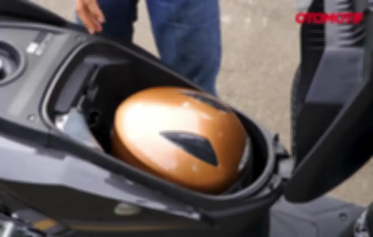 Helm half face di bagasi Honda Vario 160.