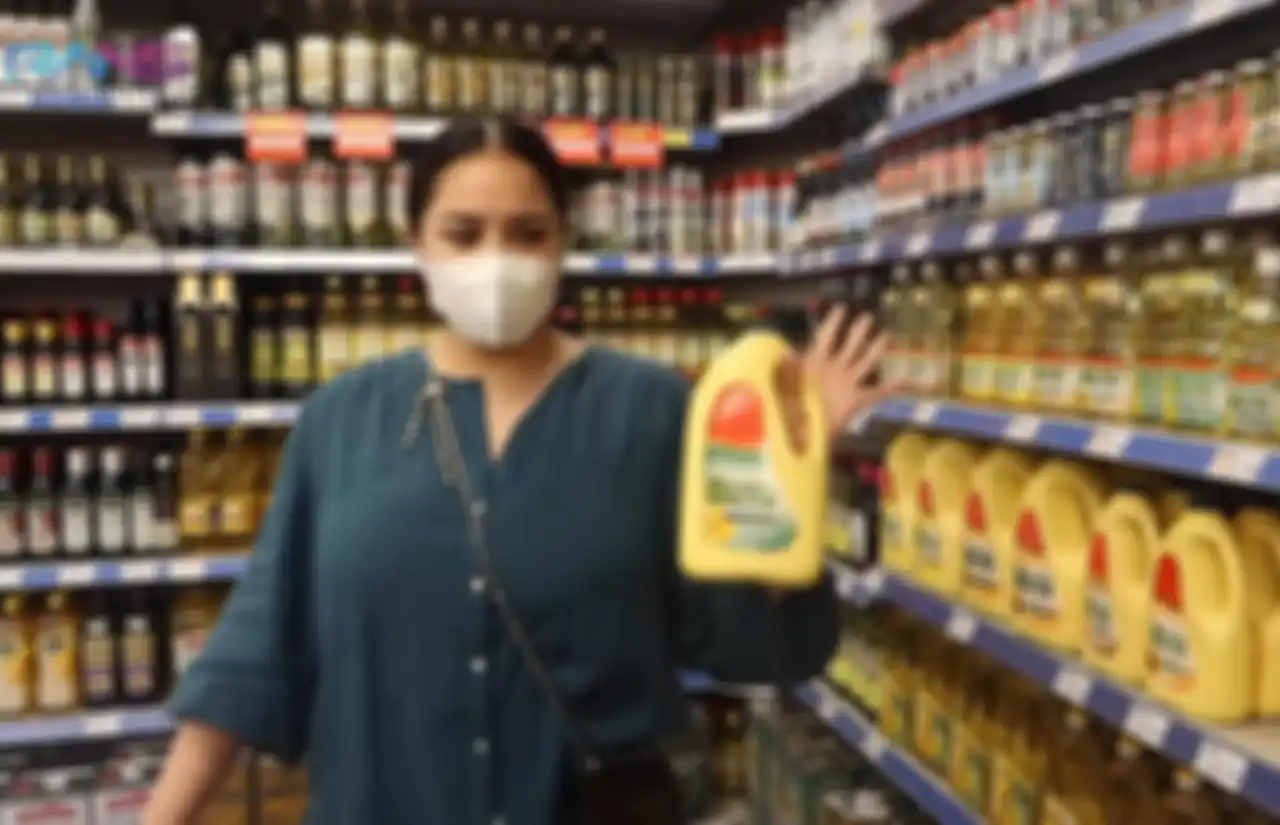 Nagita Slavina membeli minyak goreng brand Mazola