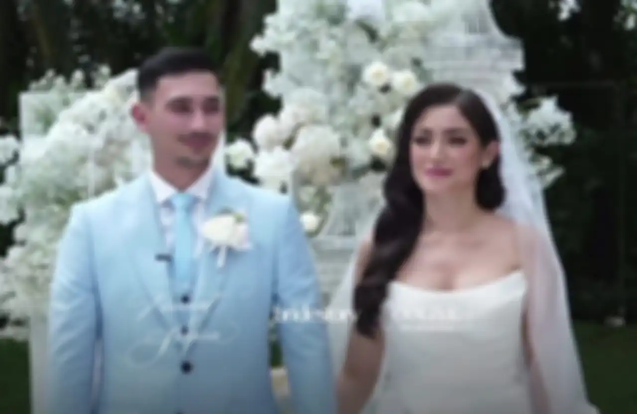 Jessica Iskandar dan Vincent Verhaag melempar senyum usai resmi menjadi suami istri. 