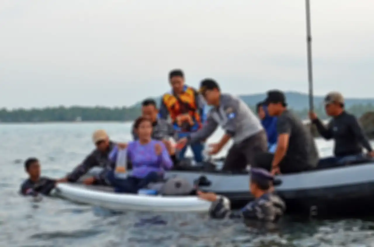 Susi Pudjiastuti saat memimpin pelepasliaran benih lobster ilegal yang akan diselundupkan dari Jambi senilai Rp 37 miliar di Jambi, Jumat (19/4/2019).