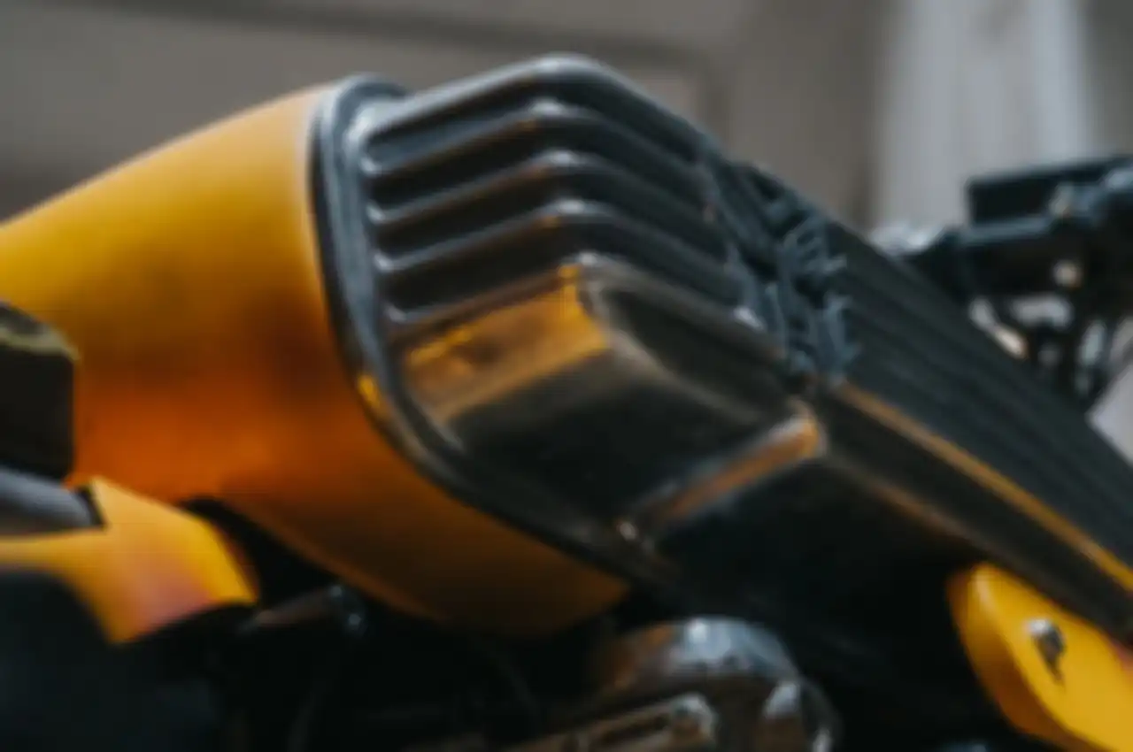 Terdapat logo Autobot di sirip-sirip yang menyerupai panel V8 di Chevrolet Camaro.