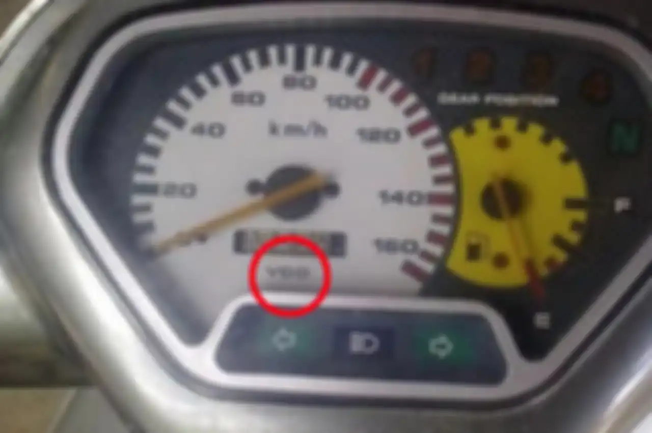Tulisan VDO di spiometer Suzuki Shogun 110