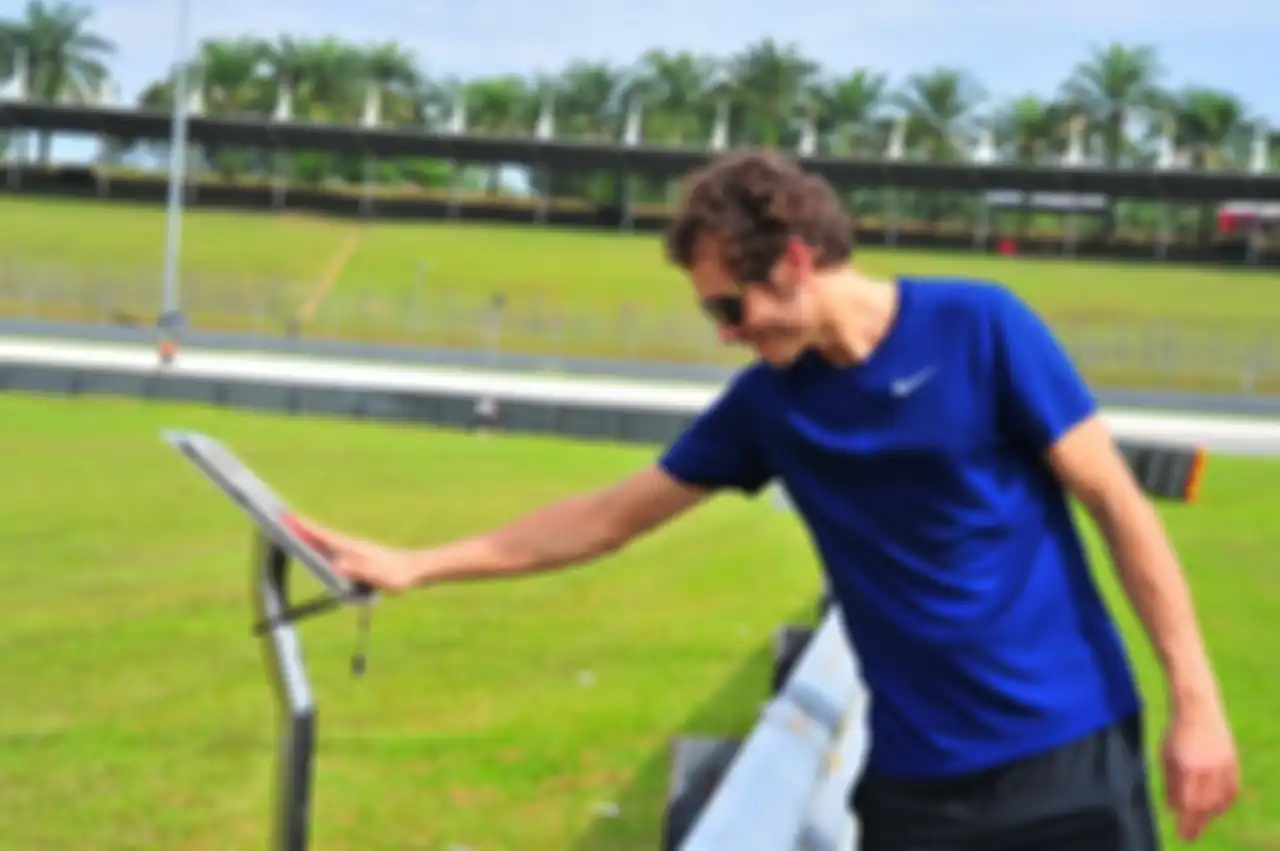 Valentino Rossi menjadikan kunjungan ke prasasti Marco Simoncelli di tikungan 11 sirkuit Sepang ritual wajib setiap datang ke MotoGP Malaysia