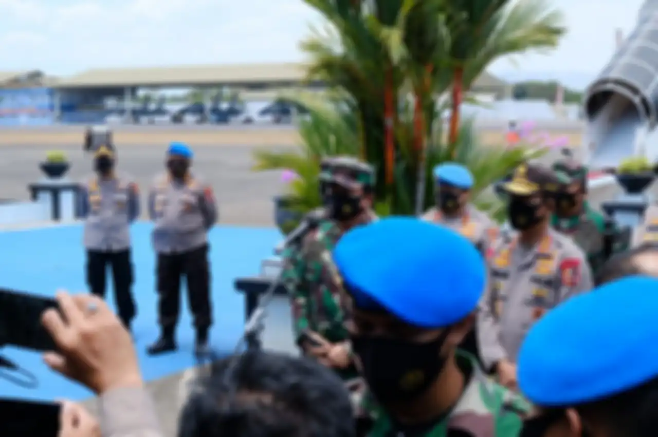 Panglima TNI dan Kapolri tanggapi penyerangan Polsek Ciracas saat konferensi pers di Makassar