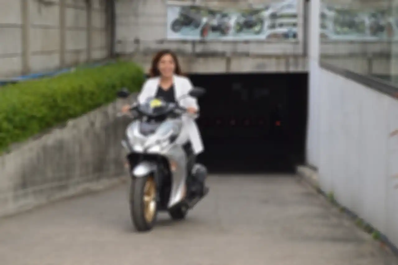Chacha Sherly test ride Yamaha All New Aerox 155 Connected