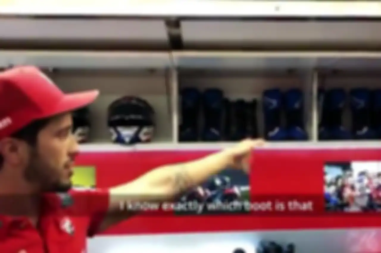 Lemari dinding tempat menyimpan sepatu balap dan helm milik Andrea Dovizioso