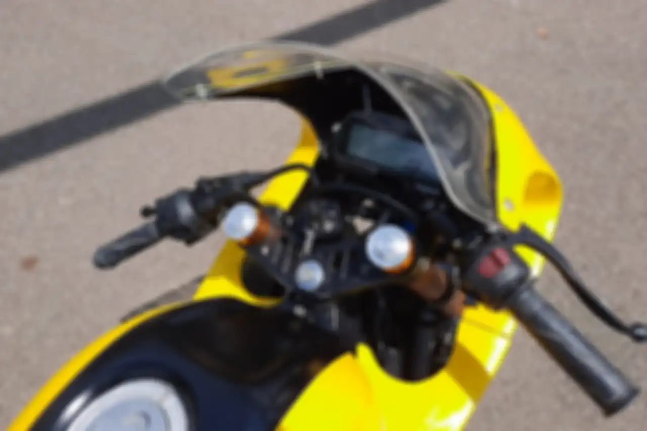 Setang Yamaha R15 Neo Cafe Racer dibuat sedikit turun.