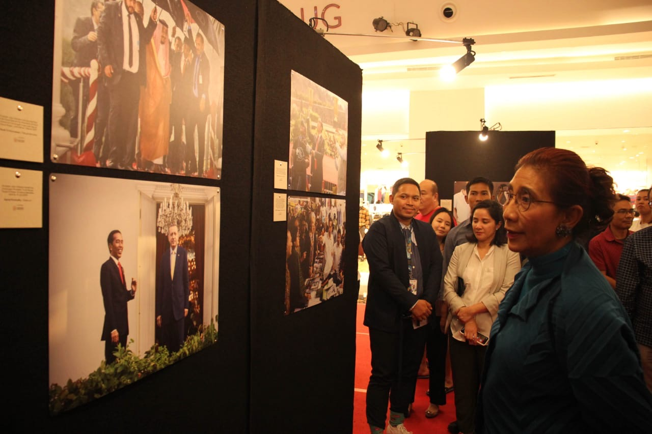 Susi Pudjiastuti hadiri pameran foto di Jakarta.