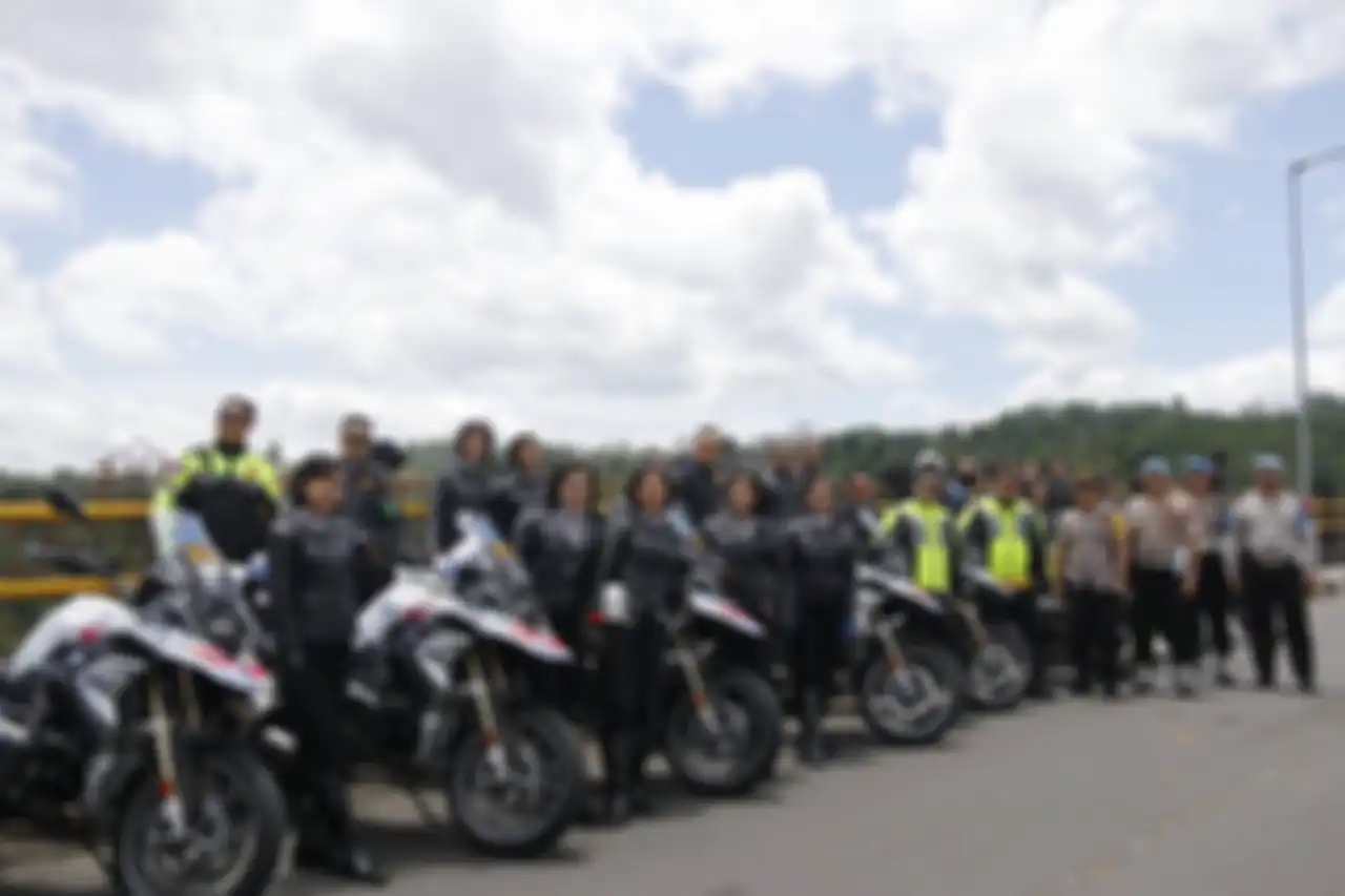 Kapolda Bali Irjen Pol. Dr. Petrus R. Golose bersama Police Road Guard (PRG) berfoto bersama saat melakukan patroli ke tempat wisata, Sabtu (26/1/2019) 