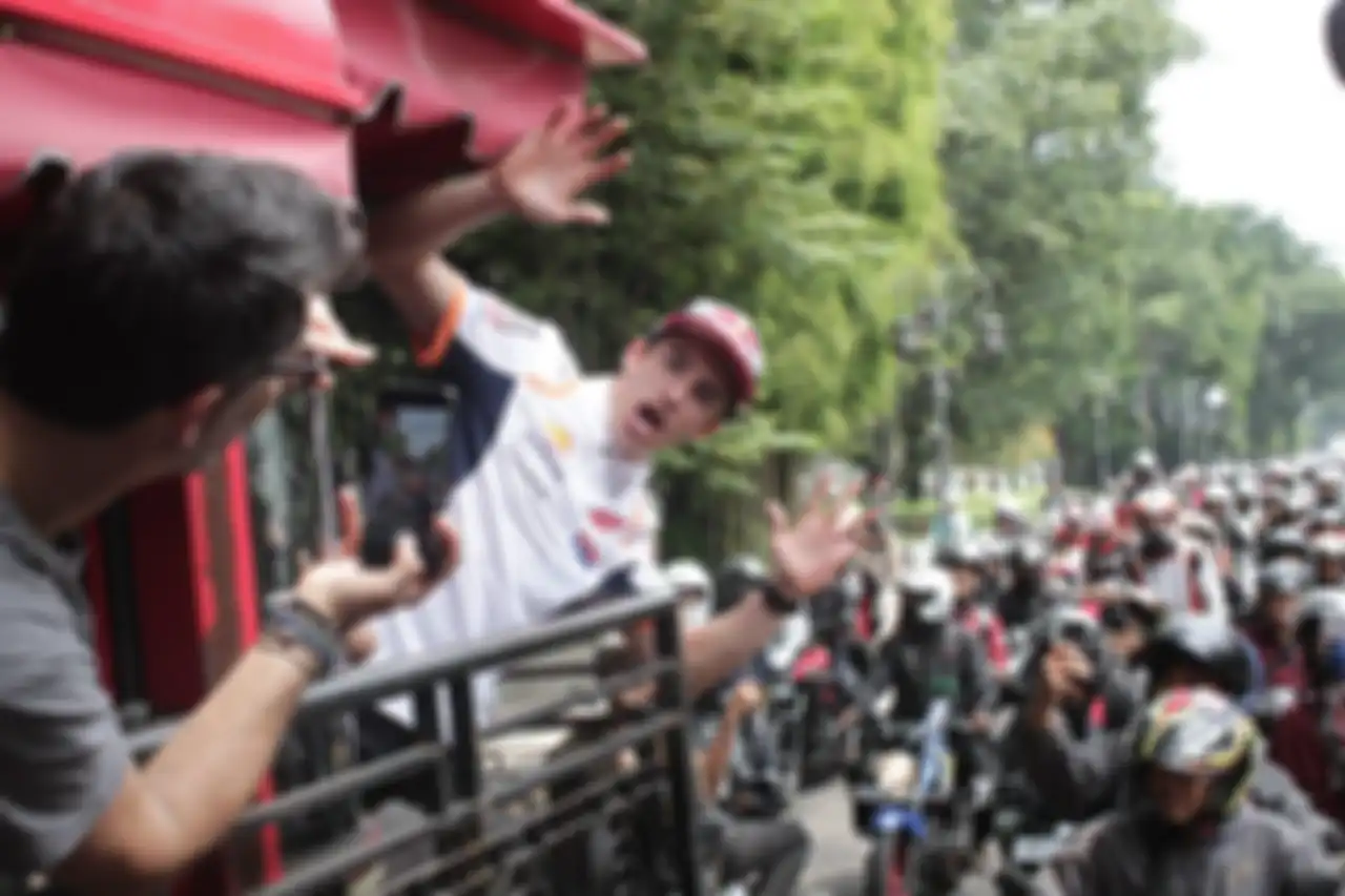 Marquez menikmati suasana Bandung. 