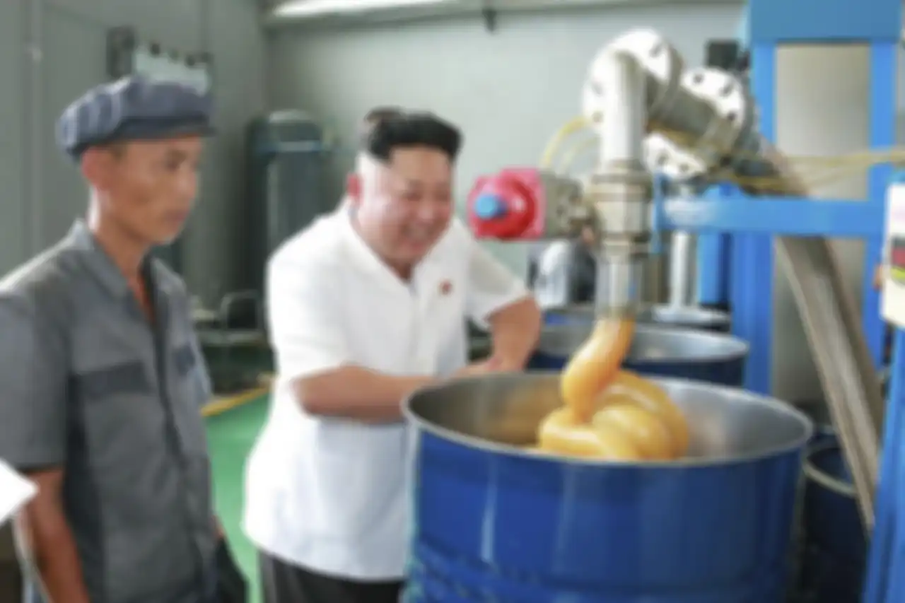 Pemimpin Korea Utara Kim Jong Un tersenyum selama kunjungan ke Pabrik Pelumas Chonji,