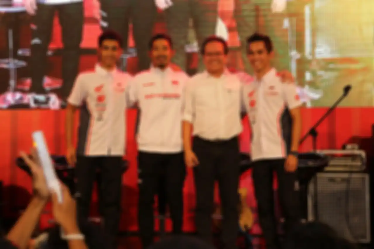 AHM memberikan penghargaan pada M. Fadli, sebagai sosok inspiratif bagi pemuda di Indonesia