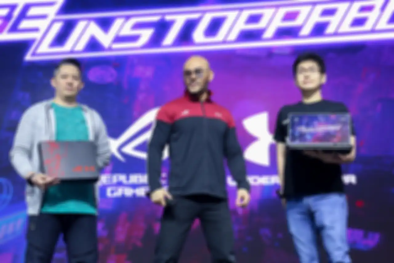 Deddy Corbuzier kenakan jaket ROG x Under Armour pada acara ASUS ROG Be Unstoppable di Pullman Central Park, Jakarta (11/7).