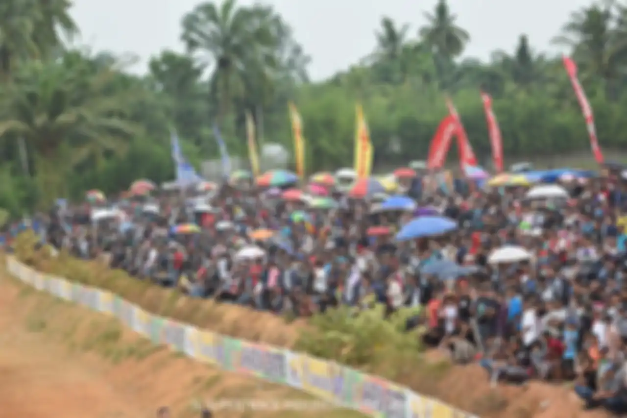 Tempat penonton dibikin seperti terasering, mampu menampung lebih banyak penonton hingga 12.000 orang