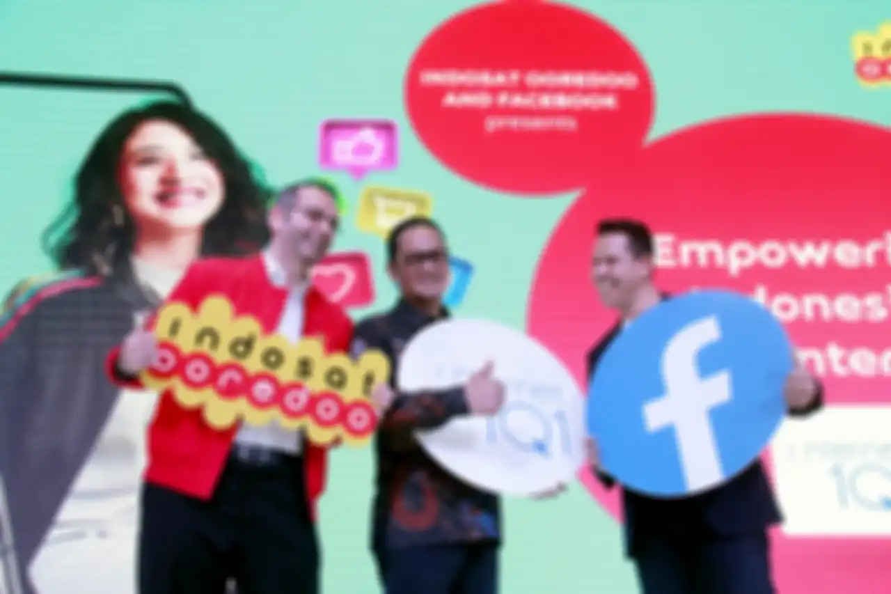 CEO Indosat Ooredoo, Ahmad Al Neama bersama Dirjen Aplikasi Informatika Kominfo RI, Semuel Abrijani Pangerapan, dan VP Global Mobile Partnership Facebook, Francisco Varela saat peluncuran Internet 1O1 di Kantor Pusat Indosat Ooredoo, Jakarta (15/10)