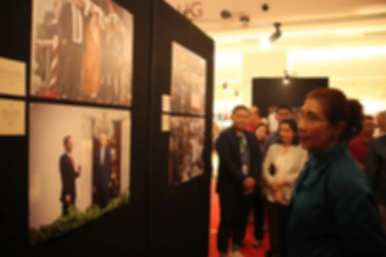 Susi Pudjiastuti hadiri pameran foto di Jakarta.