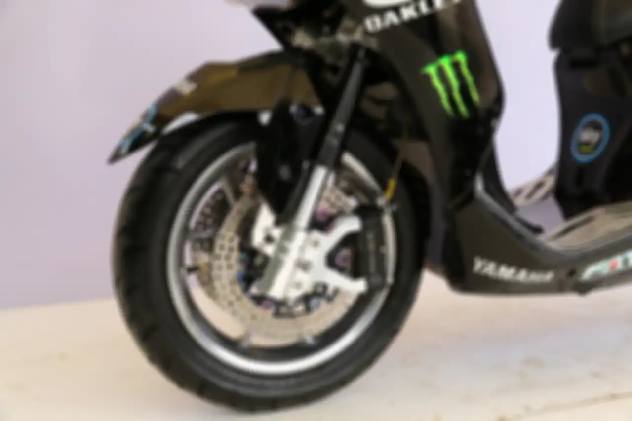Yamaha Lexi kekar dan padat dengan dual disk di depan