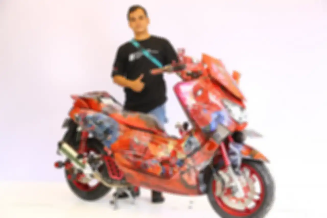 Ridwan bersama Yamaha NMAX yang sudah dimodifikasi.