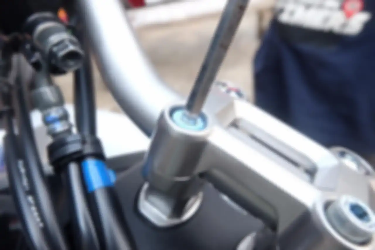 Lepaskan baut raiser setang Honda ADV150 dengan kunci L6