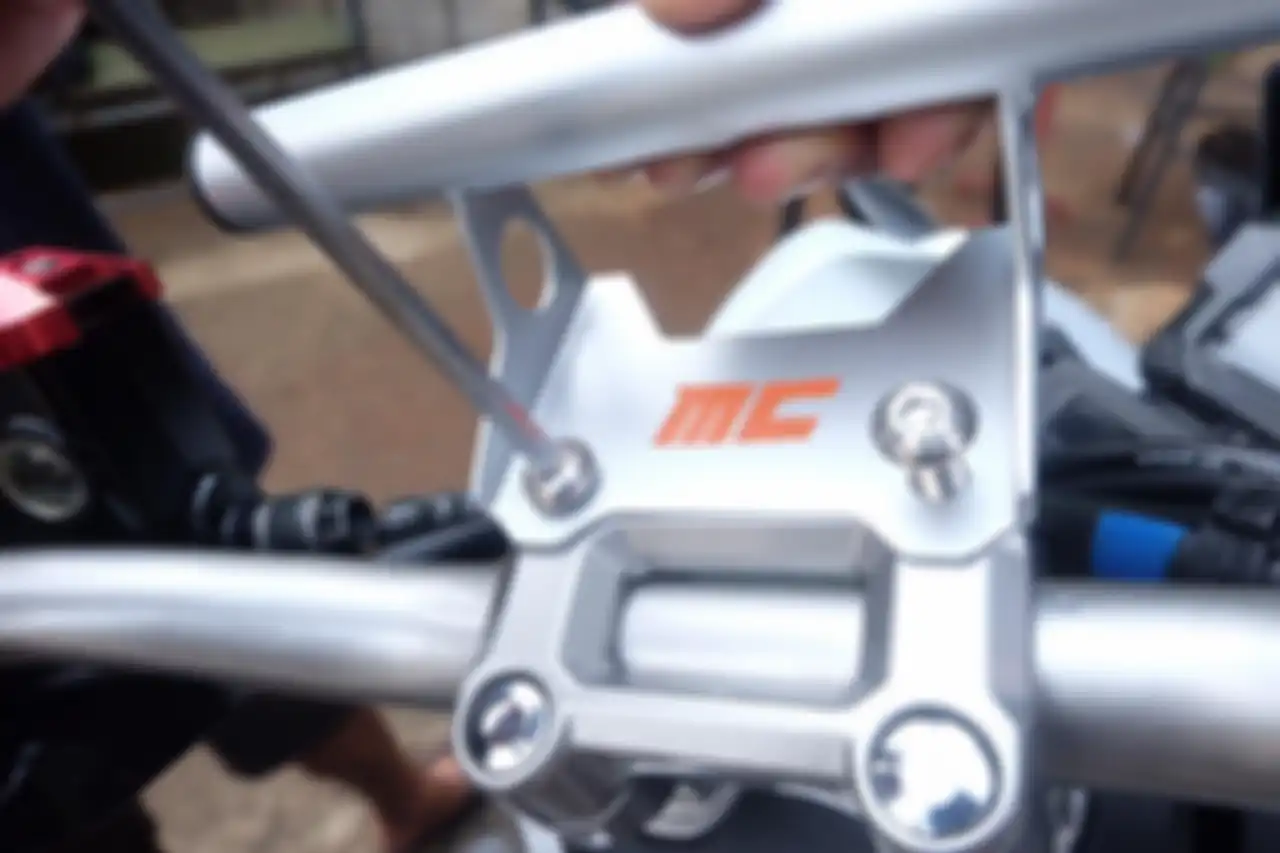 Bracket ponsel dipasang di raiser setang ADV150