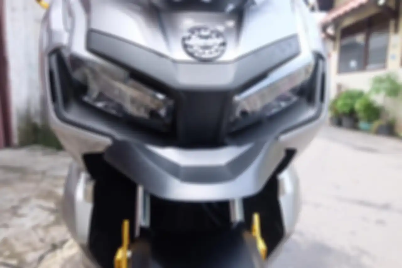 Pemasangan moncong bebek Honda ADV150 di baut dudukan pelat nomor depan