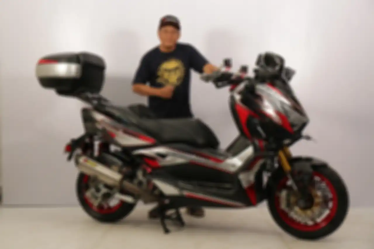 Om Ashar Tobo memang hobi turing jauh pakai yamaha XMAX