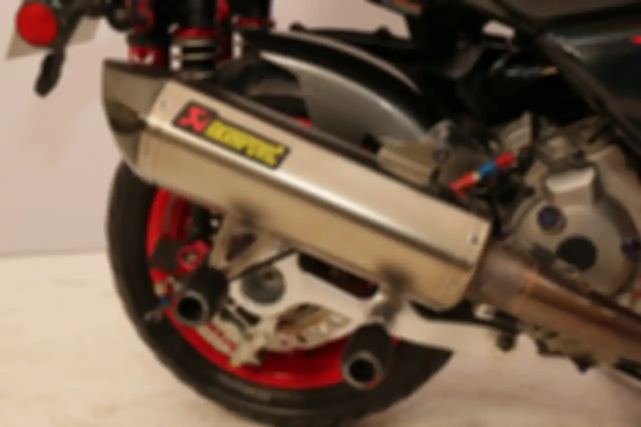 Knalpot pakai Akrapovic