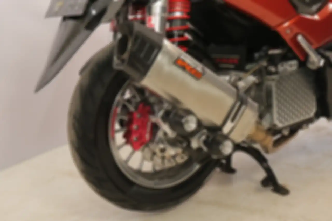 Knalpot pakai Pro Speed, sementara sokbreker belakang pakai Racing Boy