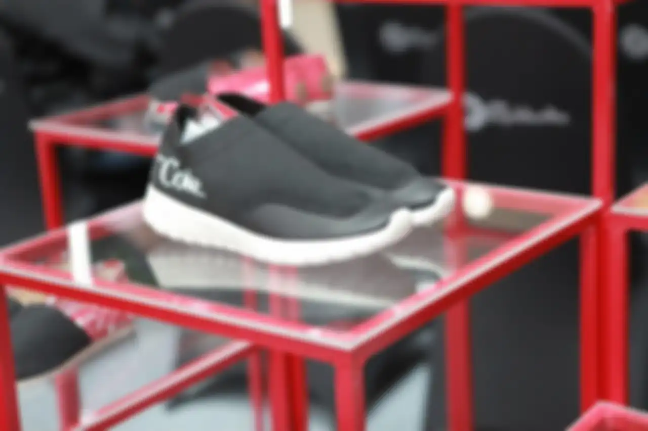 Sepatu Wakai x Coke