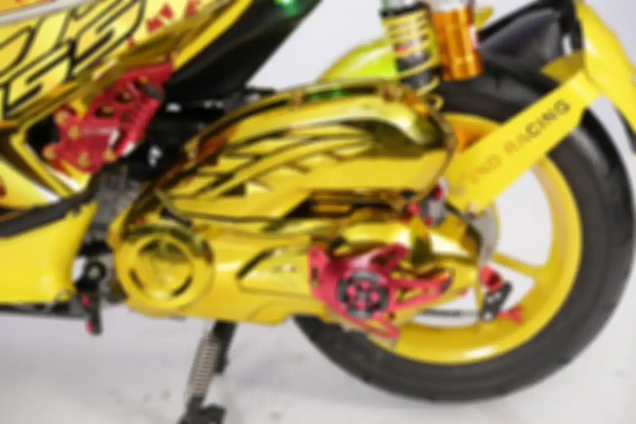 Warna kuning keemasan tidak hanya melekat di bodi, tapi sampai ke cover CVT.