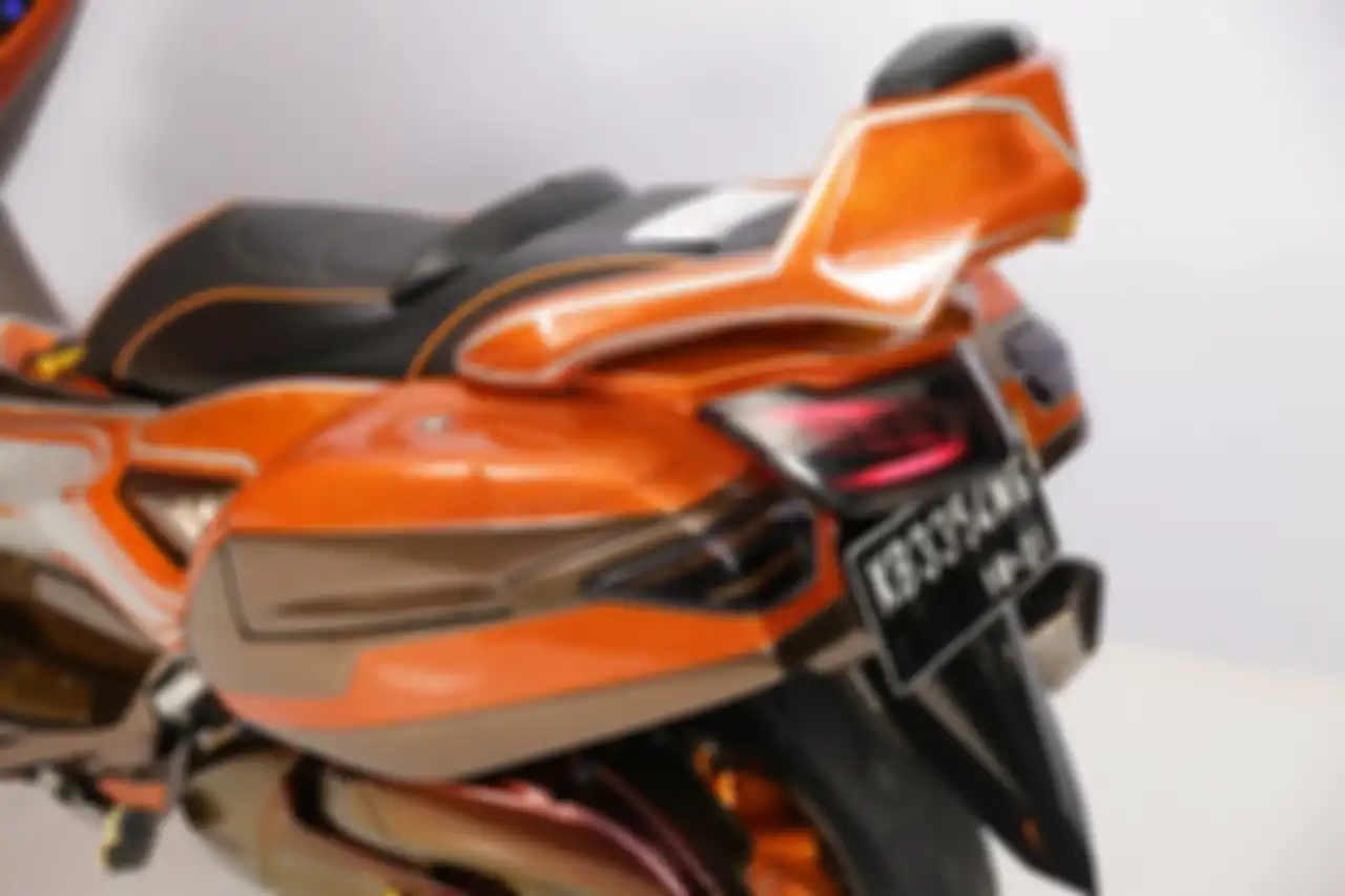 Pemakaian boks samping dari hasil modifikasi motor Yamaha NMAX