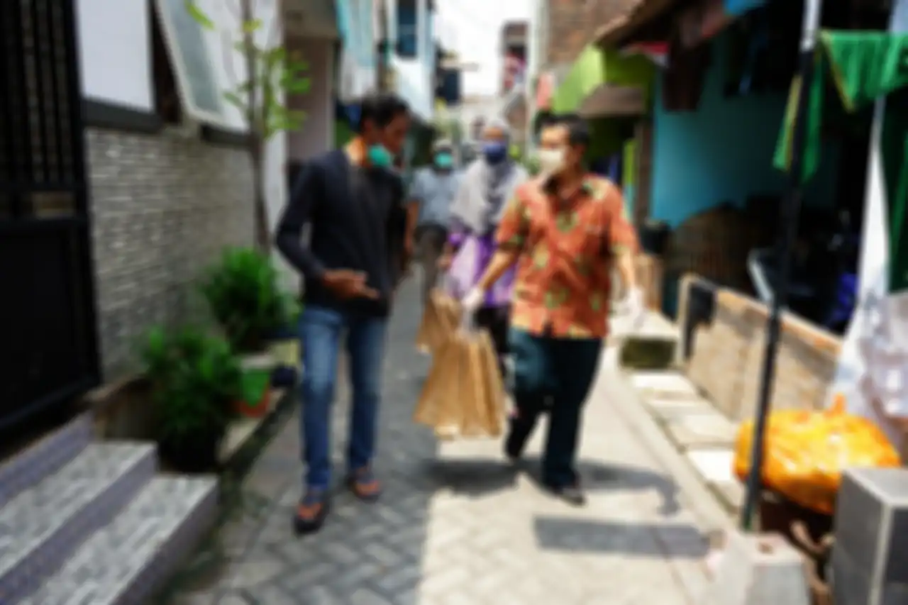 Pemkot Surabaya berikan bantuan kepada APD dan PDP di wilayahnya.