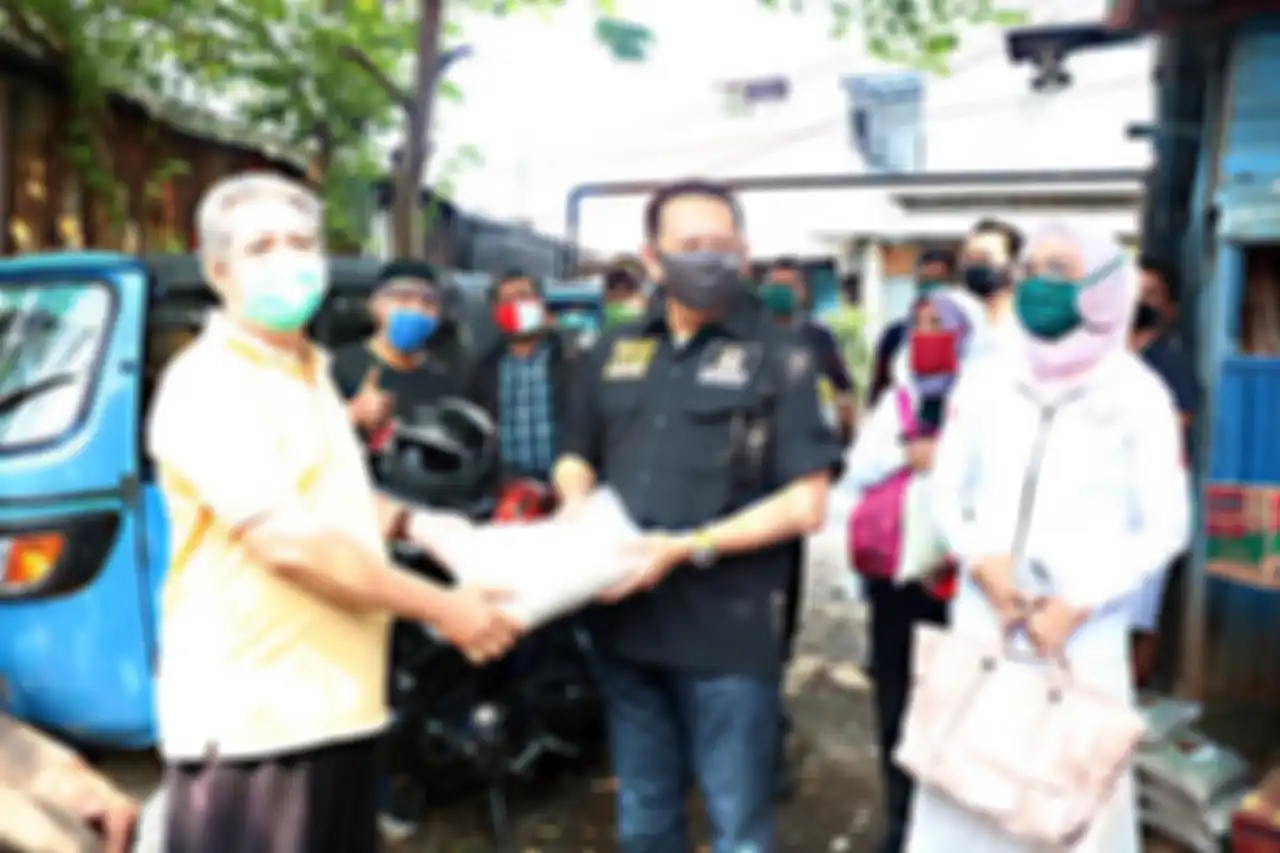 Penyerahannya bantuan langsung disampaikan oleh Ketua Dewan Pembina MBI, GERAK BS dan Ketua MPR RI, Bambang Soesatyo yang panggilan akrabnya Bamsoet sebanyak 1 ton beras dan sembako kepada supir bajaj Jakarta.