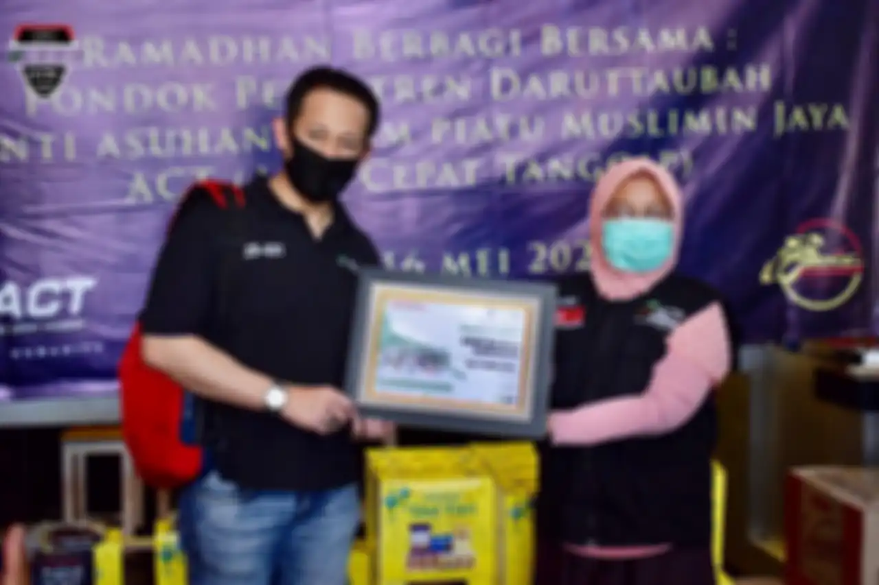 Rommy Sulastyo, Ketua Umum Z900 Baikaa Indonesia memberikan bantuan kepada masyarakat terdampak Covid-19 melalui ACT (Aksi Cepat Tanggap)
