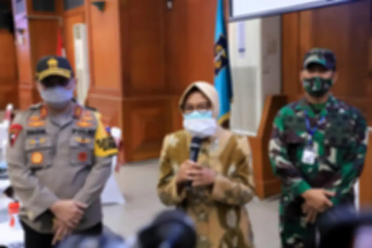 Kapolda Jawa Timur, Irjen Pol Mohammad Fadil Imran, Wali Kota Surabaya Tri Rismaharini - Pangdam V Brawijaya Mayjen TNI Widodo Iryansyah saat di Graha Sawunggaling Lantai 6, Gedung Pemkot Surabaya, Jumat (22/05/2020).