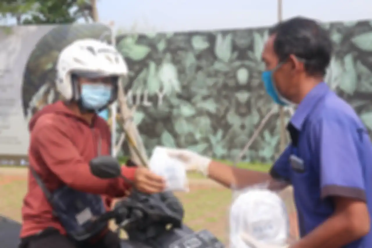 Selain Rapid Test gratis, Asya juga membagi masker dan hand sanitizer kepada masyarakat.