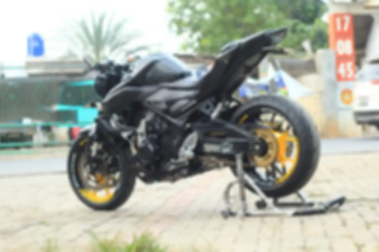 Modifikasi Yamaha MT-25 menjadi lebih padat menggunakan kaki-kaki moge