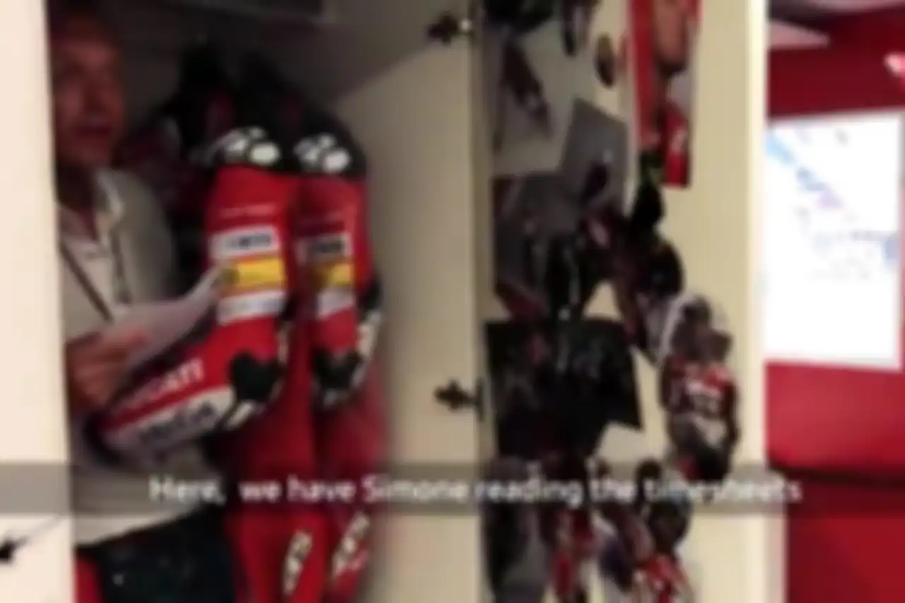 Simone Battistella, manager Andrea Dovizioso berdiri di dalam lemari