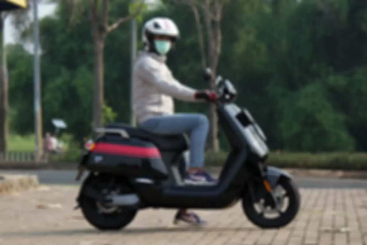 Niu NGT ditanam baterai 60V26Ah dan bisa diajak jalan sampai 110 km dengan top speed 81 km/jam.