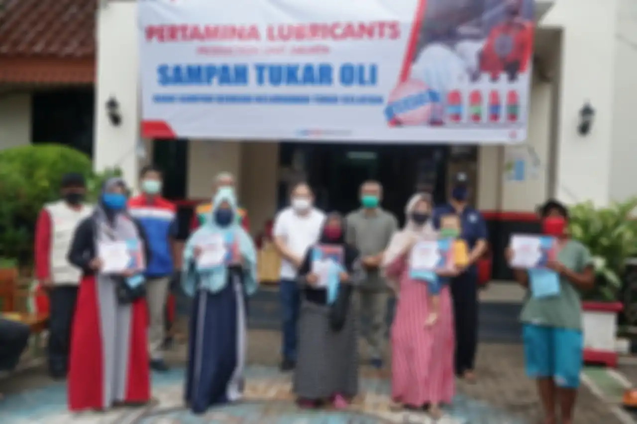 Nasabah Bank Sampah Berkah pada program Sampah Tukar Oli di Kelurahan Tugu Selatan, Jakarta Utara
