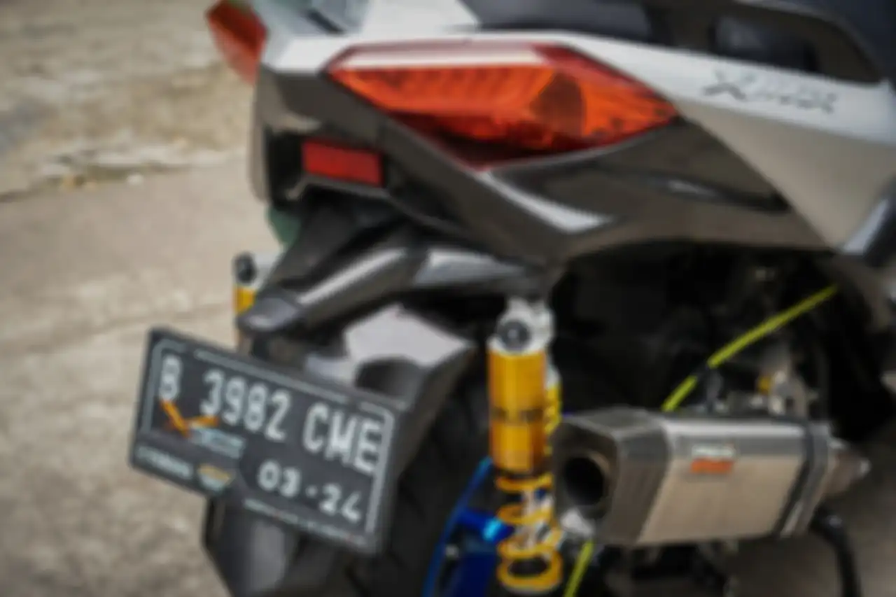 Sokbreker Ohlins, knalpot Prospeed, plus bodi carbon kevlar tertanam manis di Yamaha XMAX ini.