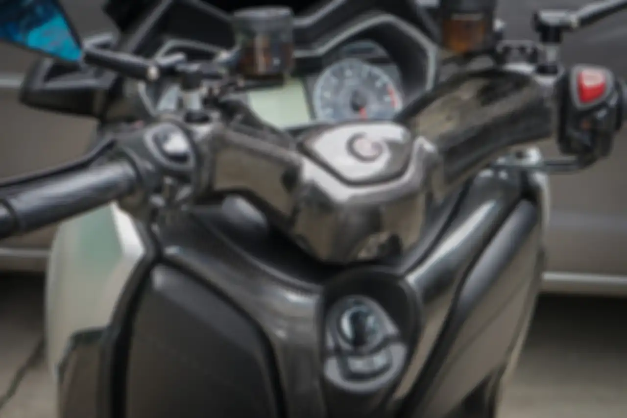 Modiifkasi di Yamaha XMAX ini juga mayoritas dibalut lapisan carbon kevlar.