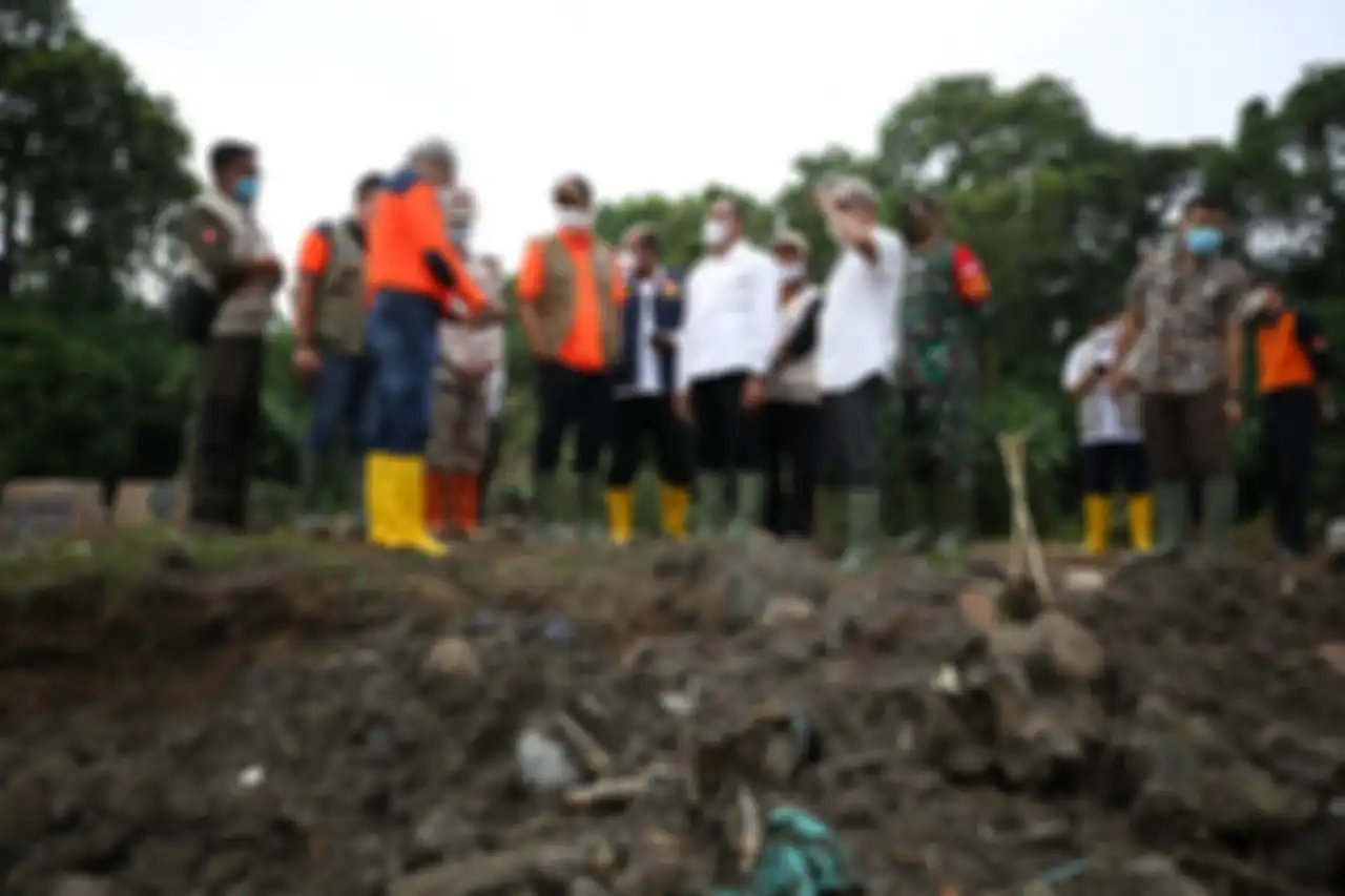Kepala BNPB Letjen TNI Doni Monardo meninjau lokasi banjir di Deli Serdang, Sumatera Utara